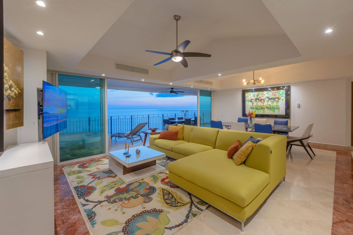 Living area with wall of glass to the ocean, Penthouse 2