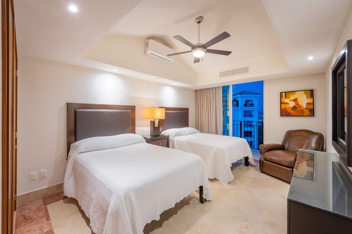 Guest bedroom with twin beds, Penthouse 2