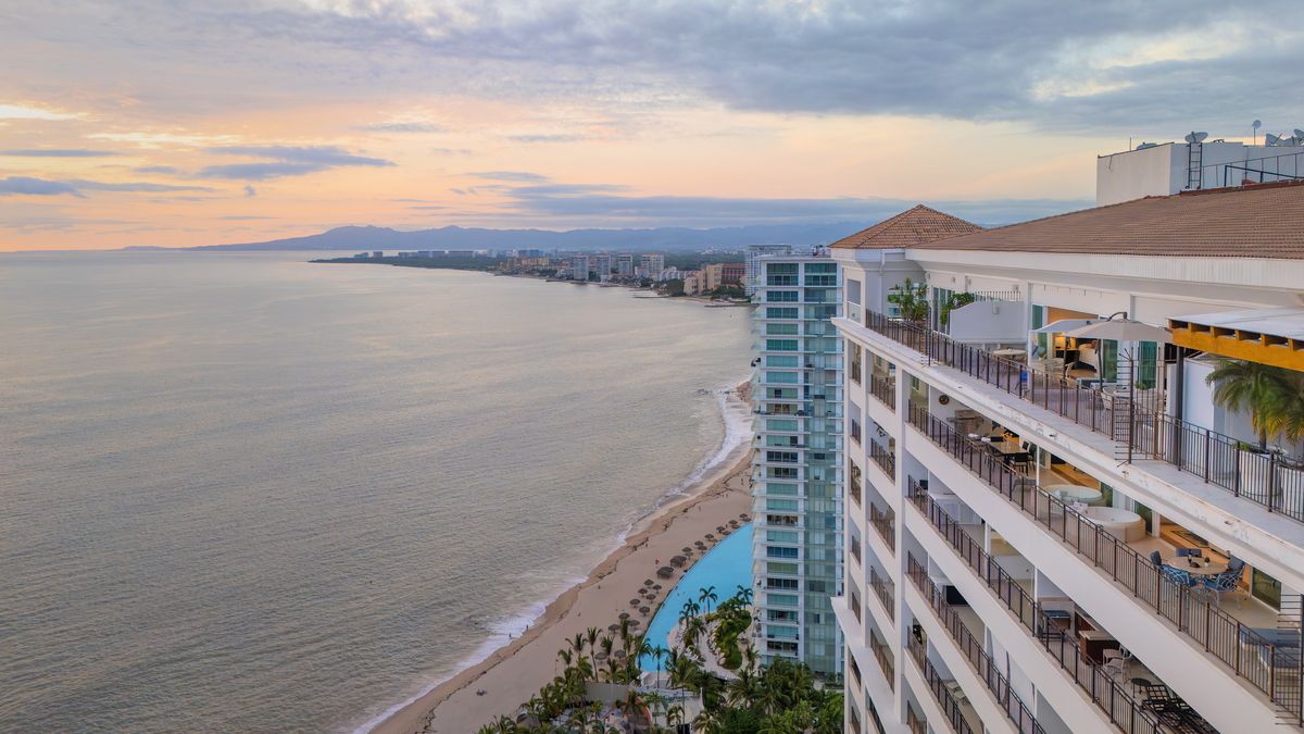 Grand Venetian Tower 2000 and the beachfront at dusk